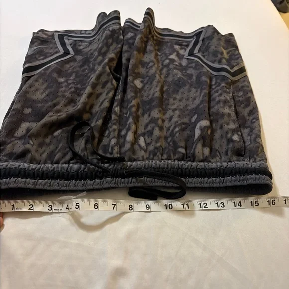 Jordan Men's extra large Black Patterned Shorts - Picture 5 of 8